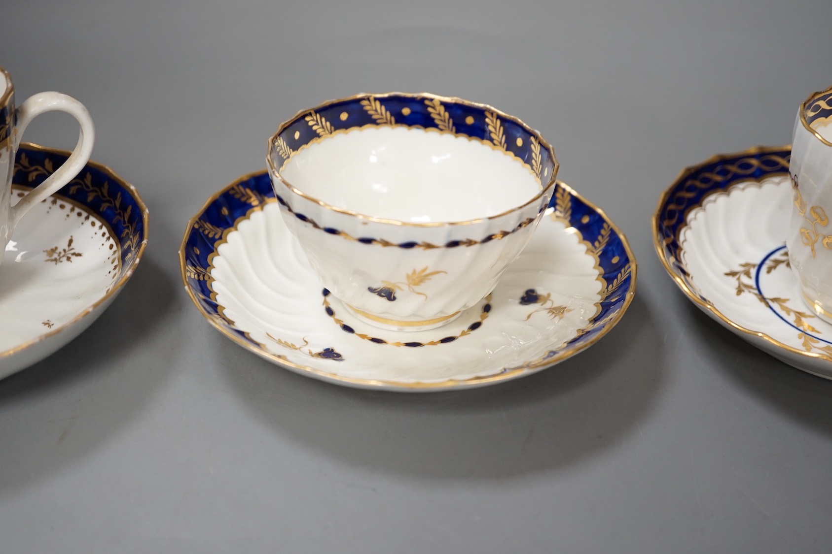 Three flight Worcester shankered teawares two coffee cup and saucers with blue borders and a teabowl and saucer similar c.1790